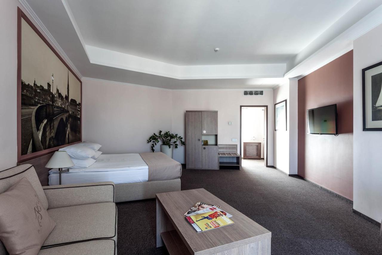 Rius Hotel Liov Exterior foto